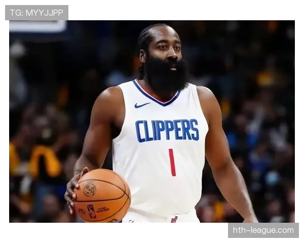 哈登居然在豪宅厨房做饭？隔壁邻居都愣了，这生活也太不像篮球明星了吧！