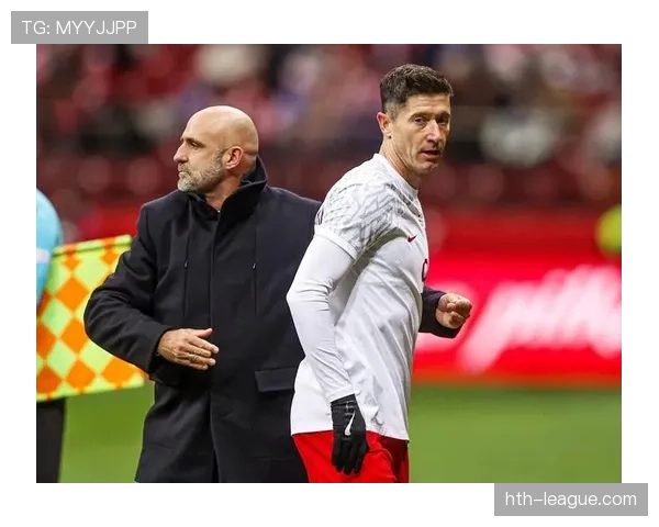 莱万训练完回家吃老婆做的饭，转头在更衣室啃鸡胸肉像在坐牢